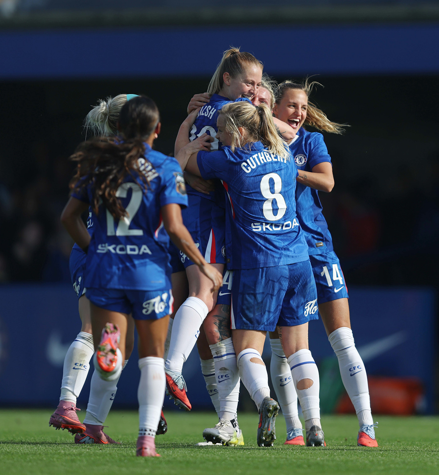 蓝军庆祝沃尔什的首开纪录