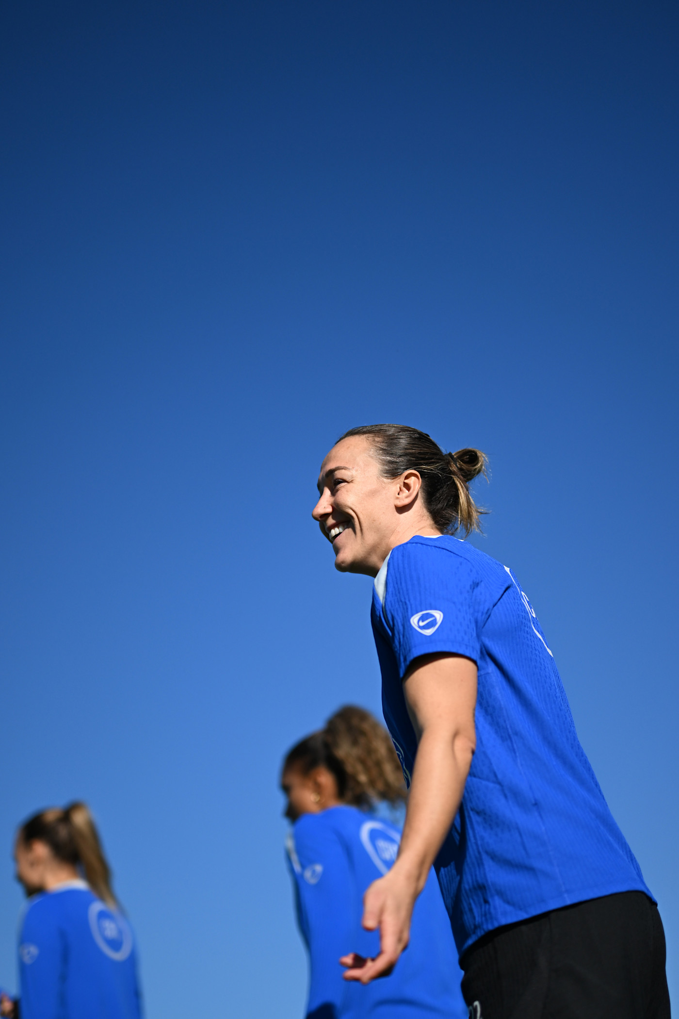 露西·布隆兹重返切尔西全面训练