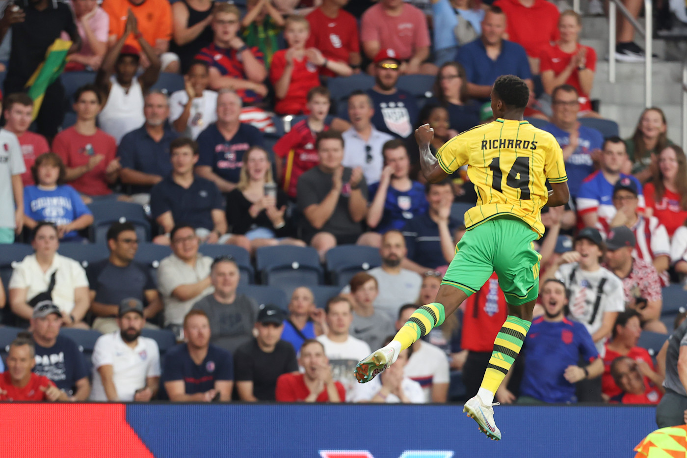 杜胡安·理查兹庆祝他在 2023 年对阵特立尼达和多巴哥的比赛中打进的进球